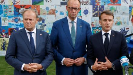 Le Premier ministre polonais Donald Tusk, le chancelier allemand Friedrich Merz et le président français Emmanuel Macron à Tirana le 16 mai 2025 