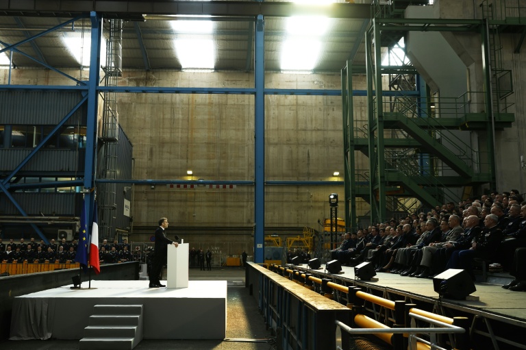 Le président Emmanuel Macron prononce un discours à côté du sous-marin nucléaire lanceur d'engins (SNLE) 