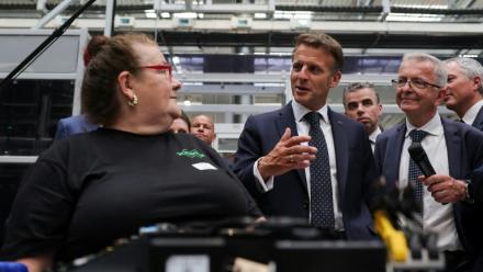 Le président Emmanuel Macron (d) parle avec une employé elors de sa visite de l'usine Vorwerk, dans le cadre du sommet "Choose France", à Donnemain-Saint-Mames, le 29 mai 2026 dans le Loir-et-Cher