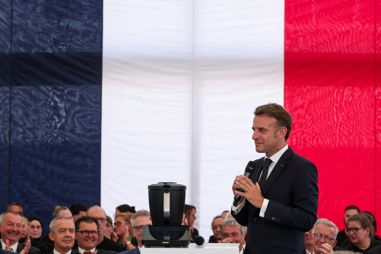 Le président Emmanuel Macron lors de sa visite à l'usine Vorwerk, dans le cadre du sommet 