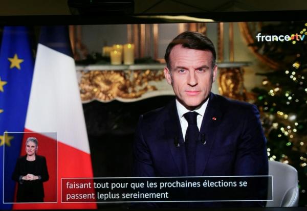 Un écran de television qui diffuse l'allocution des voeux du président Emmanuel Macron, mercredi soir le 31 décembre 2025 depuis l'Elysée