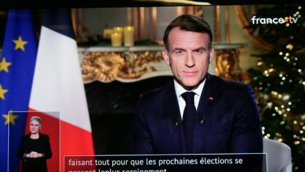 Un écran de television qui diffuse l'allocution des voeux du président Emmanuel Macron, mercredi soir le 31 décembre 2025 depuis l'Elysée