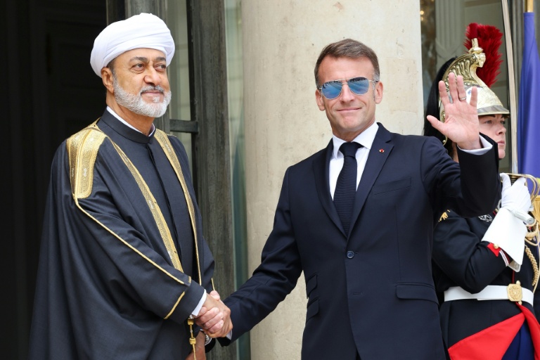 Le président français Emmanuel Macron accueille à l'Elysée le sultan d'Oman Haïtham ben Tariq, le 29 juin 2026 à Paris