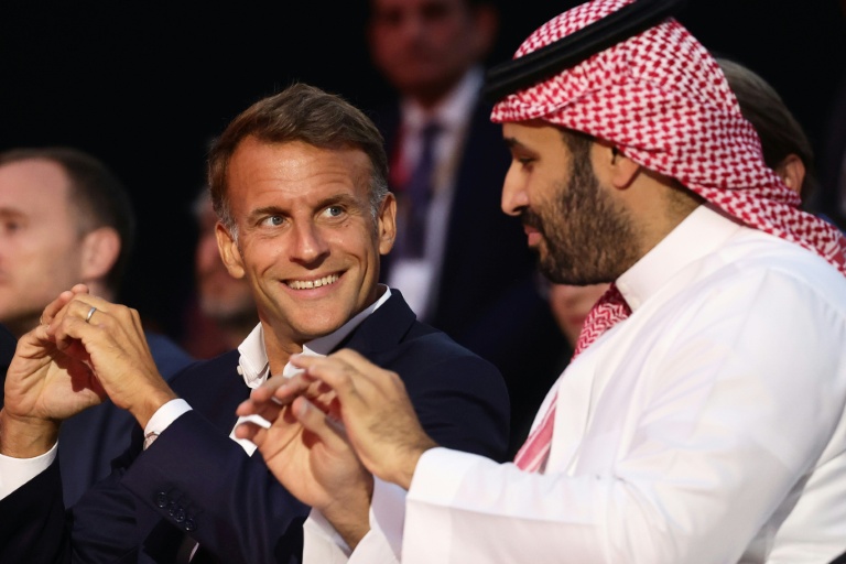 Le prince héritier saoudien Mohammed ben Salmane, à droite, et le président de la République Emmanuel Macron à sa gauche, le 23 août 2026, à Paris