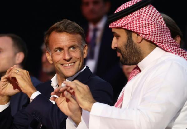 Le prince héritier saoudien Mohammed ben Salmane, à droite, et le président de la République Emmanuel Macron à sa gauche, le 23 août 2026, à Paris