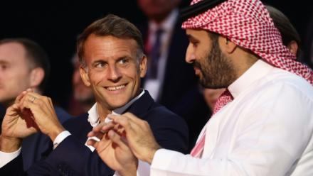 Le prince héritier saoudien Mohammed ben Salmane, à droite, et le président de la République Emmanuel Macron à sa gauche, le 23 août 2026, à Paris