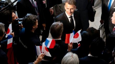 Emmanuel Macron (C) lors d'une visite de la société spatiale Astrocale à Tokyo le 2 avril 2026