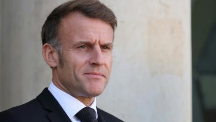 Emmanuel Macron, sur le perron de l'Elysée le 30 octobre 2025 à Paris