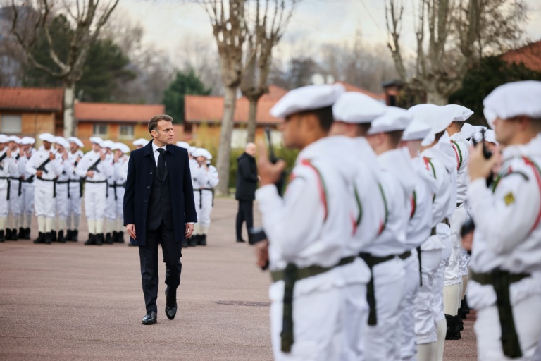 Le chef de l'Etat Emmanuel Macron passe en revue les troupes de la 27e Brigade d'infanterie de montagne à Varces en Isère, le 27 novembre 2025