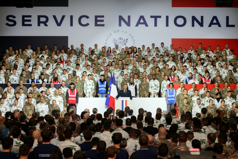Le président Emmanuel Macron (C) présente le nouveau service national militaire lors d'un discours à Varces (Isère), le 27 novembre 2025