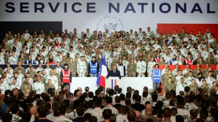 Le président Emmanuel Macron (C) présente le nouveau service national militaire lors d'un discours à Varces (Isère), le 27 novembre 2025