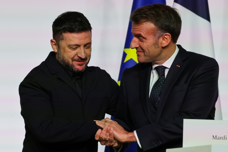 Le président de la République Emmanuel Macron (droite) et son homologue ukrainien Volodymyr Zelensky donnent une conférence de presse, le 6 janvier 2026 à Paris