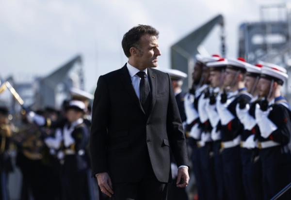 Le président Emmanuel Macron passe en revue les troupes lors de sa visite à la base navale de sous-marins nucléaires de l'Île Longue à Crozon, le 2 mars 2026 dans le Finistère