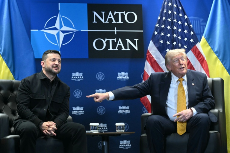 Le président ukrainien Volodymyr Zelensky (g) et le président américain Donald Trump lors d'une rencontre en marge du sommet de l'Otan à Ankara, le 8 juillet 2026 en Turquie