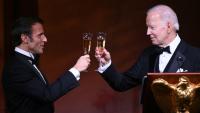 Les présidents français et américain Emmanuel Macron et Joe Biden échangent un toast lors d'un dîner d'Etat à la Maison Blanche, le 1er décembre 2022 à Washington