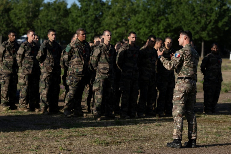 Des volontaires reçoivent des instructions de la part d'un sergent dans le cadre de leur service militaire national, à la base aérienne d'Evreux-Fauville, à Evreux, le 4 septembre 2026