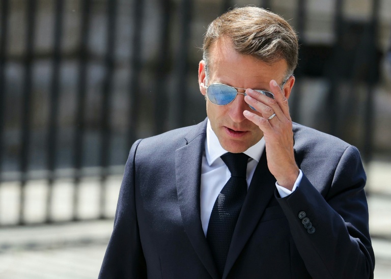 Le président Emmanuel Macron ajuste ses lunettes lors d'une cérémonie d'hommage au capitaine Alfred Dreyfus, à Paris, le 12 juillet 2026