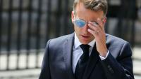 Le président Emmanuel Macron ajuste ses lunettes lors d'une cérémonie d'hommage au capitaine Alfred Dreyfus, à Paris, le 12 juillet 2026