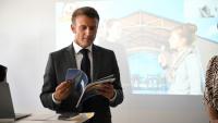 Le président Emmanuel Macron visite un collège à Orthez, le 5 septembre 2023