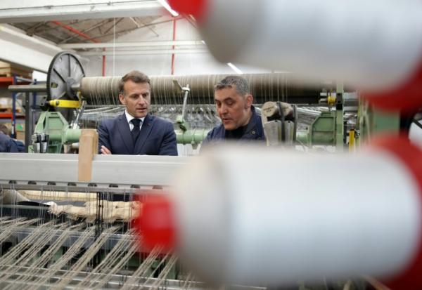 Emmanuel Macron, sur le futur site d'une entreprise de géotextile, à Laroque-d'Olmes (Ariège) le 27 avril 2026
