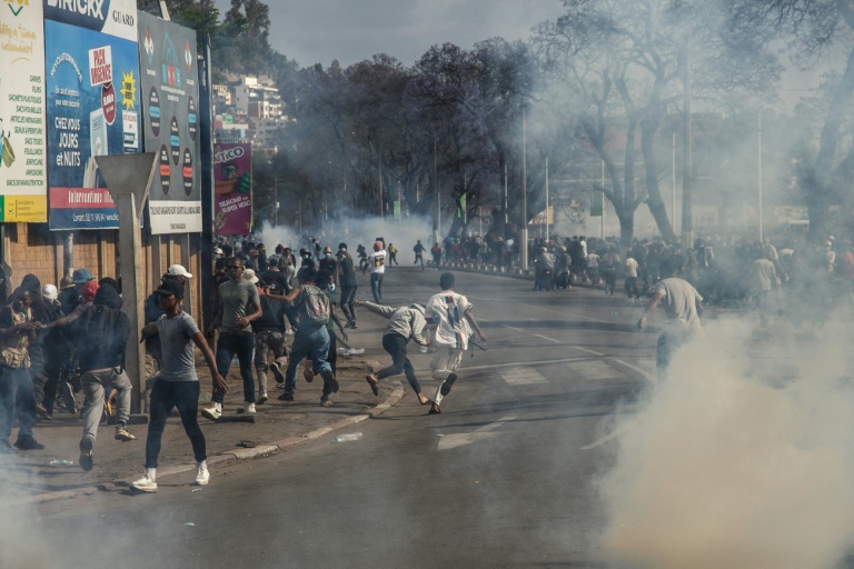 Les forces de sécurité tirent des gaz lacrymogènes pour disperser les manifestants, le 4 octobre 2025 à Antananarivo, à Madagascar
