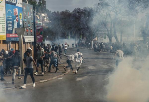 Les forces de sécurité tirent des gaz lacrymogènes pour disperser les manifestants, le 4 octobre 2025 à Antananarivo, à Madagascar
