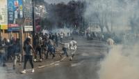 Les forces de sécurité tirent des gaz lacrymogènes pour disperser les manifestants, le 4 octobre 2025 à Antananarivo, à Madagascar
