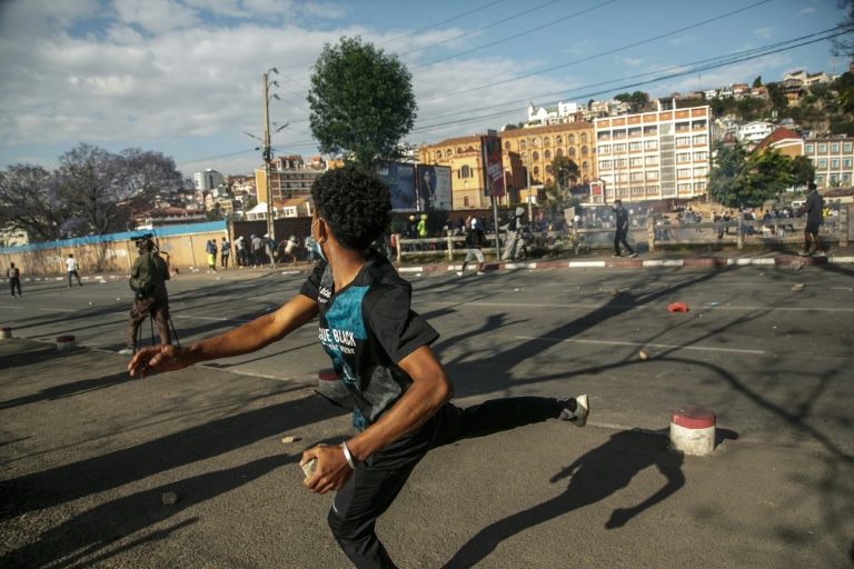 Un manifestant lance une pierre vers les forces de sécurité lors d'un rassemblement contre le gouvernement à Antananarivo, le 4 octobre 2025 à Madagascar