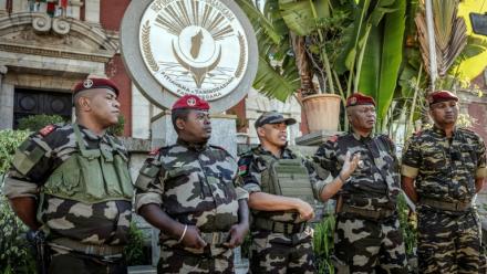 Le colonel Michael Randrianirina (C), chef de l'unité CAPSAT qui a pris le pouvoir à Madagascar, devant le palais présidentiel le 14 octobre 2025 à Antananarico 