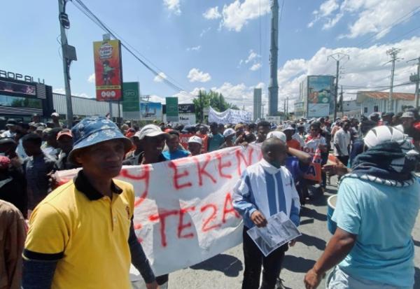 Des partisans tiennent une banderole lors d'une marche de soutien au président malgache Andry Rajoelina à Antananarivo, le 4 octobre 2025 à Magadascar