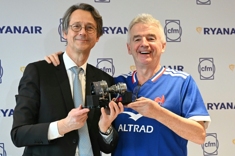 Le directeur général de Safran Olivier Andriès (g) et le directeur général de Ryanair Michael O'Leary signent un accord portant sur la maintenance des moteurs le 10 février 2026 à Paris 