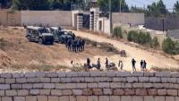 Des soldats israéliens au dessus de colons à Des soldats israéliens (en haut) montent la garde aux côtés de colons devant des maisons palestiniennes dans le village de Qusra, au sud de Naplouse, en Cisjordanie occupée, le 12 août 2026