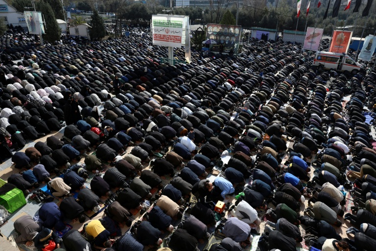 Des chiites iraniens lors des prières de l'Aïd el-Fitr, qui marque la fin du mois de jeûne du ramadan, le 21 mars 2026 à Téhéran