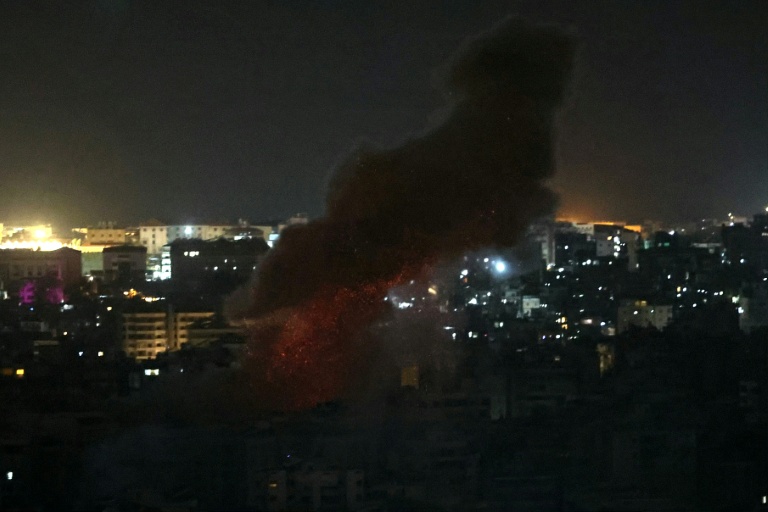 Une colonne de fumée s'élève après une frappe israélienne dans la banlieue sud de Beyrouth, le 21 mars 2026 