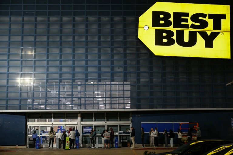 Des clients font la queue avant l'ouverture d'un magasin Best Buy à Houston (Texas)