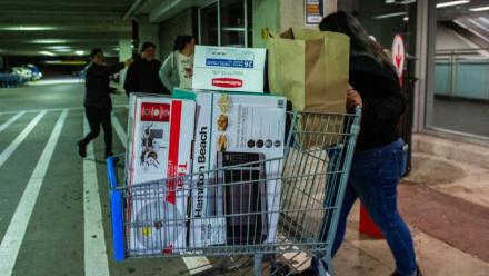 Une consommatrice à la sortie d'un hypermarché Walmart à Saugus (Massachusetts)