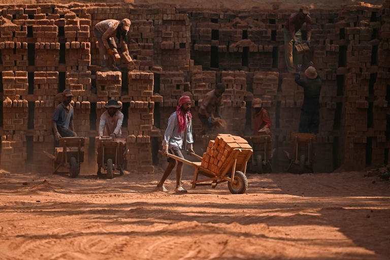 Des travailleurs migrants indiens occupés dans une briqueterie à la périphérie de Srinagar, le 24 août 2026