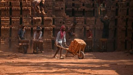 Des travailleurs migrants indiens occupés dans une briqueterie à la périphérie de Srinagar, le 24 août 2026
