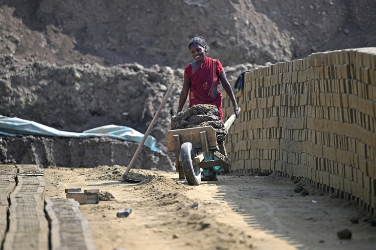 Une ouvrière migrante indienne travaillant dans une briqueterie à la périphérie de Srinagar, le 24 août 2026