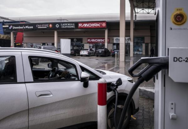 Un conducteur recharge sa voiture électrique dans une station de recharge publique près de Lagos le 3 juin 2026, au Nigeria