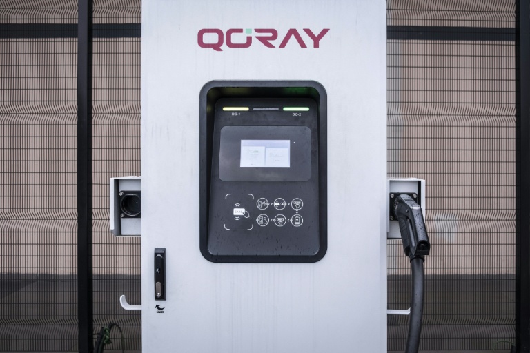 Une borne de recharge électrique publique près de Lagos le 3 juin 2026, au Nigeria