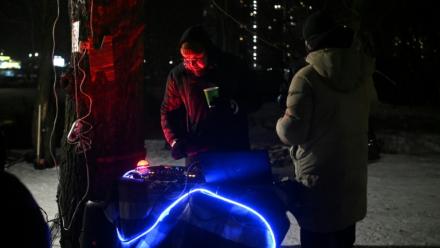 Un DJ anime une fête improvisée par des habitants dans le froid polaire à Kiev, le 18 janvier 2026