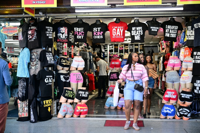 Personne sortant d'un magasin, à Las Vegas, Nevada, le 19 août 2026