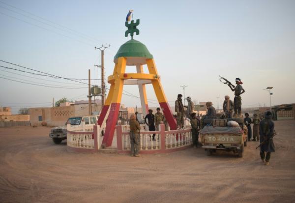 Des rebelles touareg du Front de libération de l'Azawad (FLA) sont rassemblés sur un rond-point à Kidal, dans le nord du Mali, le 26 avril 2026