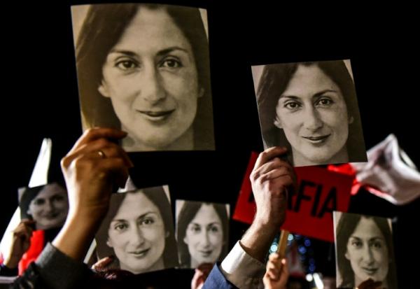 Des photos de la journaliste assassinée Daphne Caruana Galizia lors d'un rassemblement organisé par sa famille devant le bureau du Premier ministre à La Valette, le 29 novembre 2019 à Malte