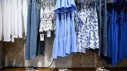 Des vêtements dans une boutique éphémère Shein, le 4 mai 2023 à Paris