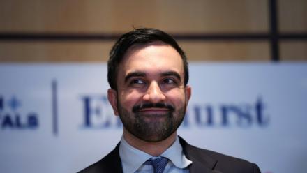 Le maire-élu de New York City lors d'une conférence de presse dans un hôpital du Queens le 30 décembre 2025, à deux jours de sa prise de fonction.