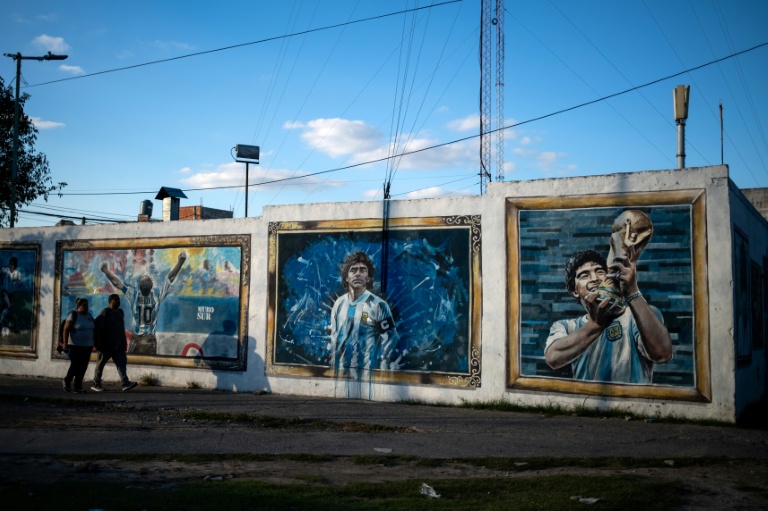 Des fresques murales du footballeur décédé Diego Maradona dans son quartier natal de Villa Fiorito, dans la province de Buenos Aires, en Argentine, le 9 avril 2026