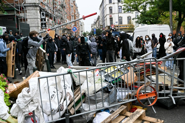 Des manifestants bloquent une route lors d’une manifestation syndicale contre les mesures budgétaires du gouvernement fédéral dans le quartier des Marolles, au centre de Bruxelles, le 9 octobre 2026
