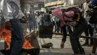 Des manifestants malgaches érigent une barricade, à Antananarivo le 3 octobre 2025
